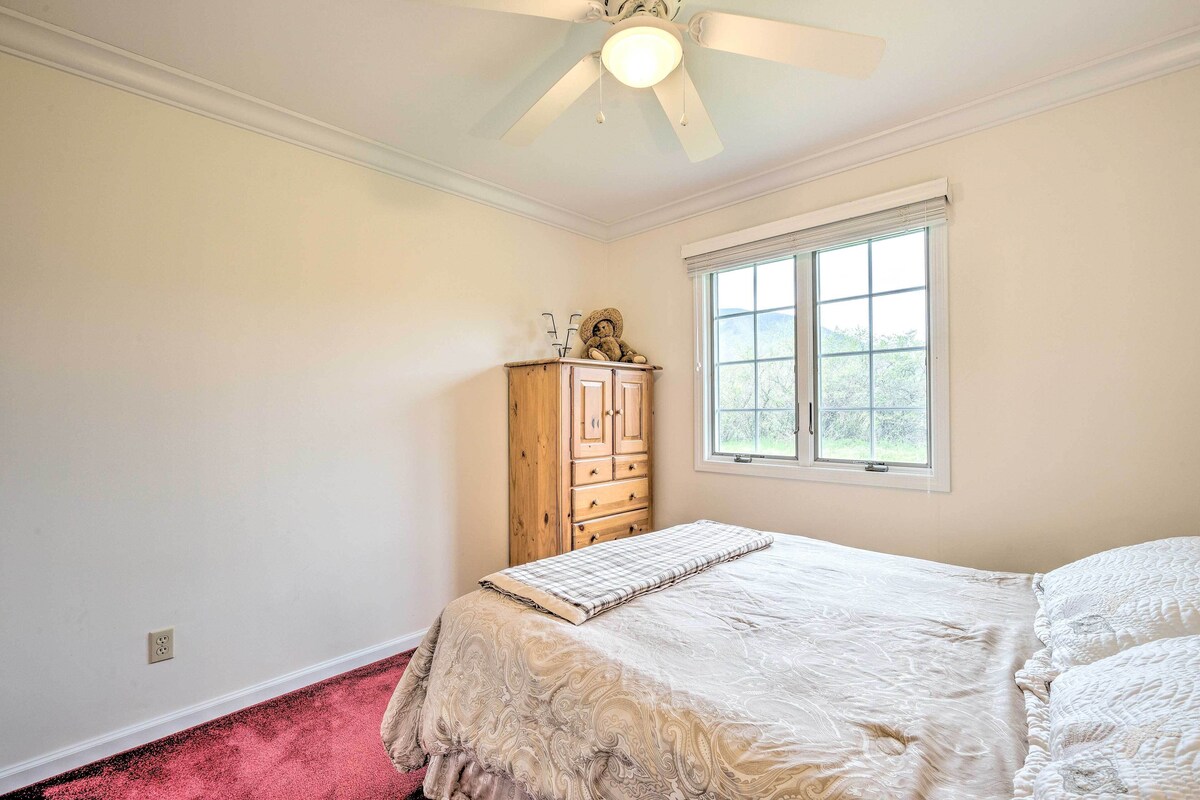 13-Acre Manchester Retreat: 13 Miles to Bromley!