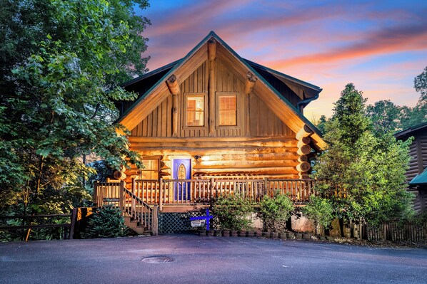 Welcome to rustic modern luxury!  Experience a REAL log cabin in Gatlinburg!
