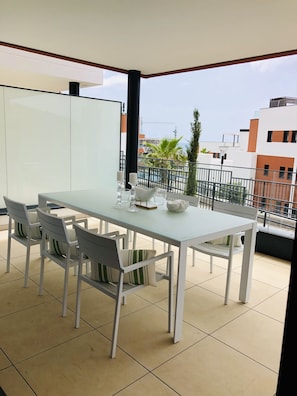 Outdoor dining on the terrace
