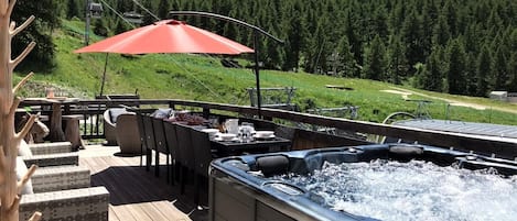 Jacuzzi extérieur chauffé toute l'année à 37°