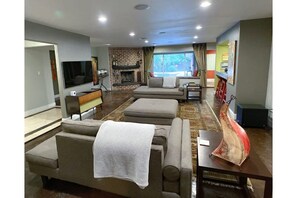 Living room equipped with Apple TV and surround sound. Great view of the pool!