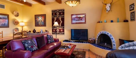 Colorful Living Room w. Fireplace + TV