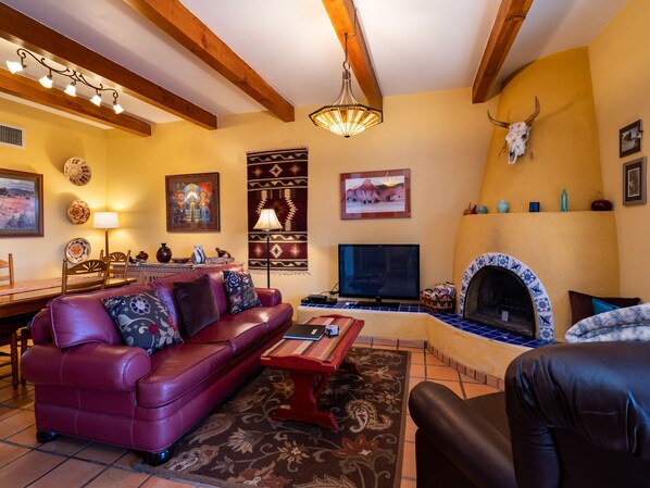 Colorful Living Room w. Fireplace + TV