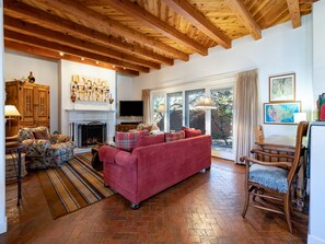 Large Living Room w. Access to Patio