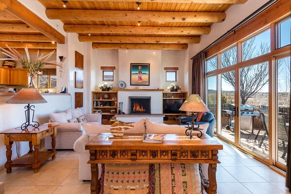 Large Living Room w. Fireplace