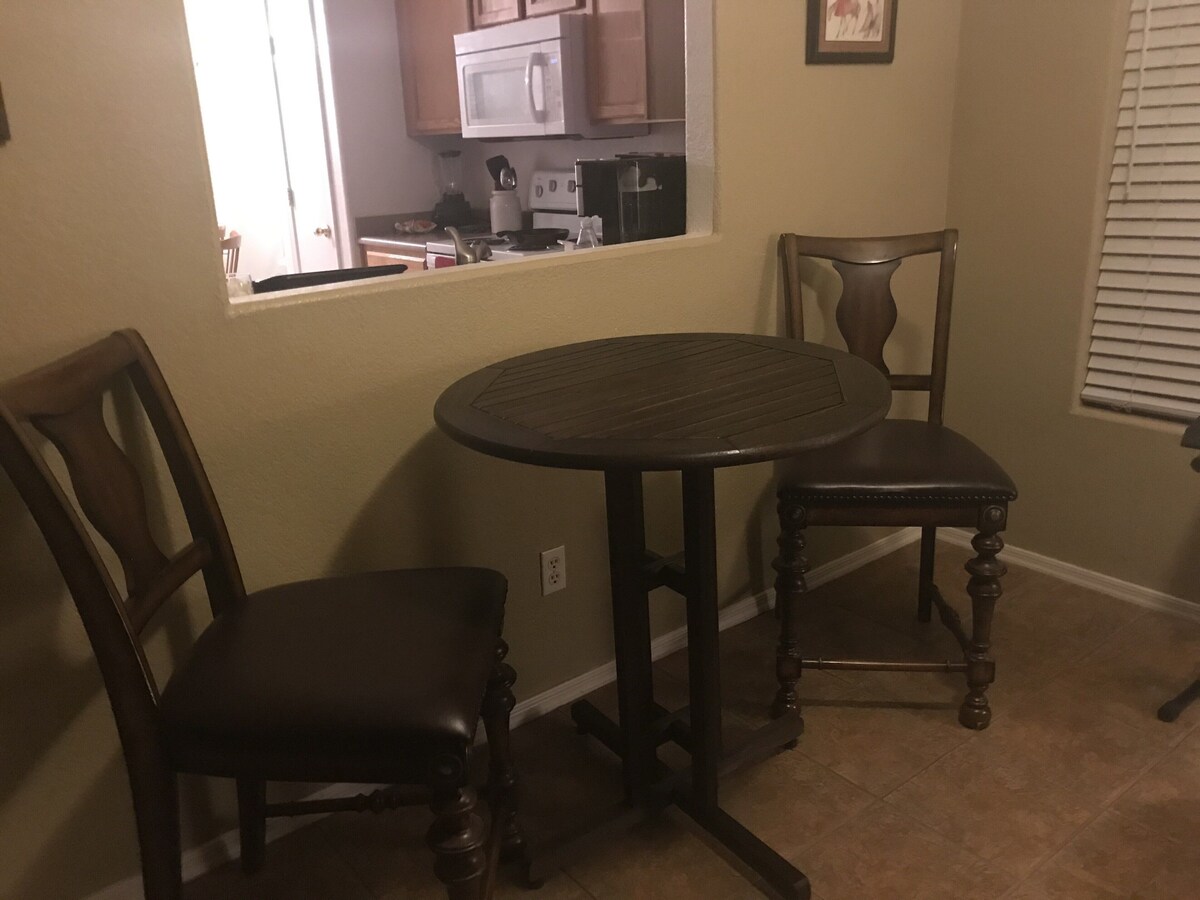 Charming home, sleeps 8, has backyard courtyard feel. Close to Surprise stadium