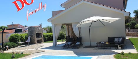 Detached villa situated in its own 600 sq.m. walled grounds.