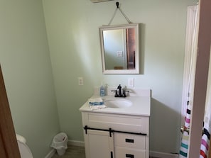 Master Bathroom w Shower/Tub