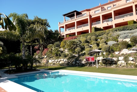 Piscine en haut de l'entrée