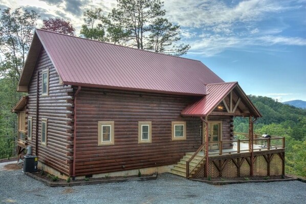 Luxurious Smoky Mountain Log Cabin