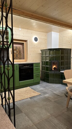Equipped kitchen & fireplace