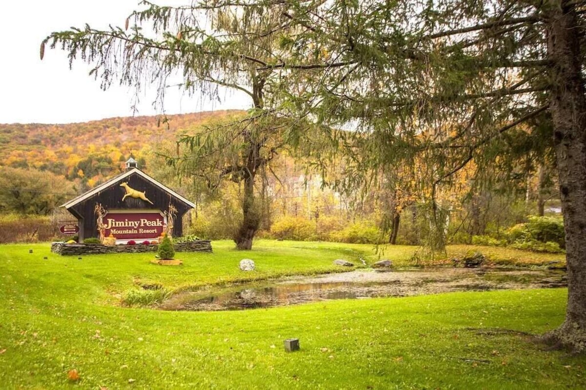 Gorgeous 3BR 3BA Sleeps 8 Ski On / Off Jiminy Peak-2000 Sq Ft Mountainside Condo