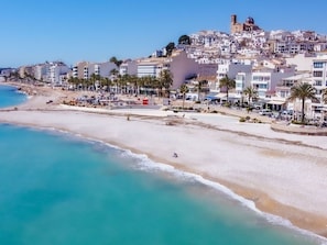 Wasser, Himmel, Daytime, Eigentum, Azurblau, Natürlichen Umgebung, Strand, Gebäude, Strandresort