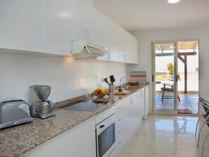 Countertop, Cabinetry, Eigentum, Herd, Küchengerät, Küche, Spüle, Interior Design, Cooktop, Herd