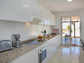 Countertop, Cabinetry, Eigentum, Herd, Küchengerät, Küche, Spüle, Interior Design, Cooktop, Herd