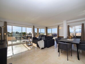 Tabelle, Möbel, Gebäude, Fenster, Holz, Haus, Stuhl, Wohnzimmer, Flooring, Eigentumswohnung
