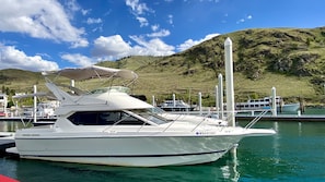 Beautiful boat, ready for your stay. Sun shades keep it cool.