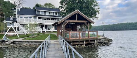 Tiki hut on the water with stereo system and TV.
270 degree water views.