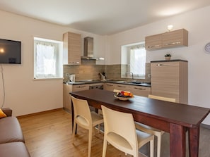Möbel, Cabinetry, Countertop, Eigentum, Tabelle, Stuhl, Küche, Gebäude, Holz, Fenster