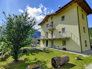 Himmel, Gebäude, Wolke, Pflanze, Fenster, Haus, Grundstueck, Gras, Baum, Landschaft