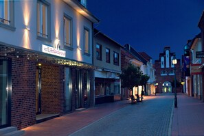 Hoteleingang bei Dämmerung
