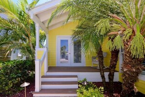 Image walking up this Beautiful Tropical entry after coming back from your walk around the community.