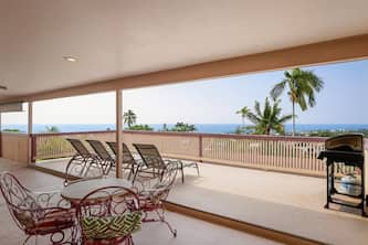 Spacious 4-Bdrm - AC & Big ocean views!