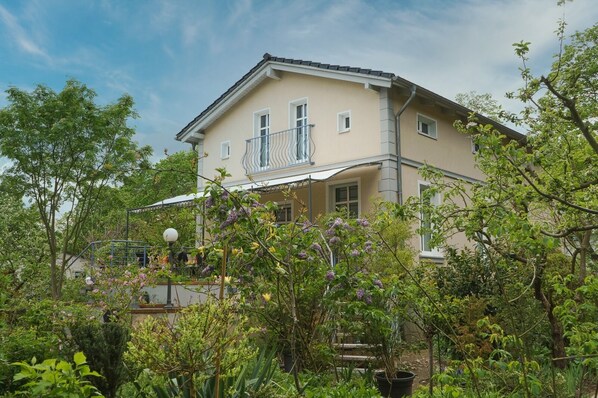 Das Haus von der Gartenseite mit Blick auf die große Terrasse 