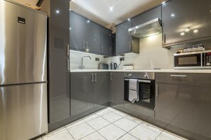 Harry's - 2 Bedroom Holiday Home - Tenby (3172)