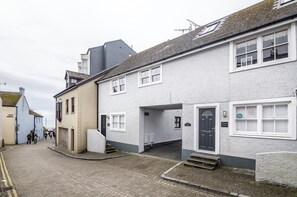 Harry's - 2 Bedroom Holiday Home - Tenby (3163)