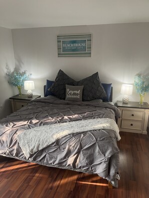Main bedroom - King bed 