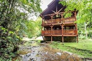 Beautiful log cabin sitting directly above Caney Creek!