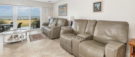 1112 Beachview Drive - Living Space with Direct Ocean View