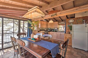 Well-Equipped Kitchen | Dining Table | Knife Set