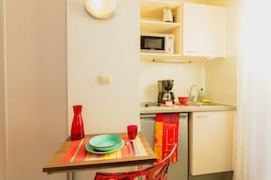 The fully-equipped kitchen provides everything you need to make a tasty meal