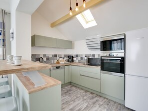 Cabinetry, Countertop, Möbel, Eigentum, Gebäude, Herd, Küche, Küchengerät, Holz, Schublade
