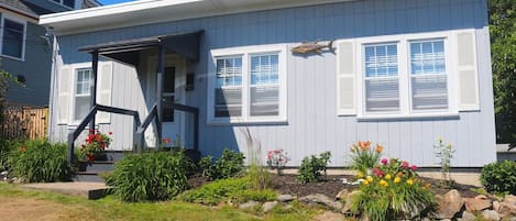 Cozy beach cottage walking distance to Long Beach and Good  Harbor