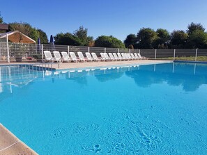 Water, Sky, Property, Swimming Pool, Azure, Leisure, Composite Material, Real Estate, Resort Town