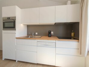 Cabinetry, Property, Countertop, Kitchen Sink, Kitchen Appliance, Kitchen Stove, Wood, Kitchen, Interior Design, Home Appliance
