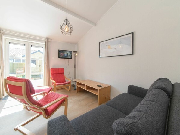 Furniture, Picture Frame, Property, Comfort, Wood, Building, Window, Interior Design, Architecture, Floor