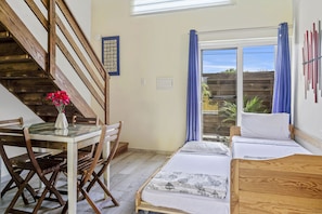 Family Room with 2 twin beds