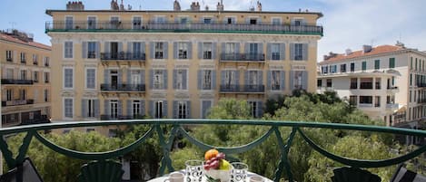 Bel balcone con vista su Place Magenta, a pochi passi da Place Massena