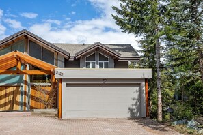 Exterior view of 3335 Nighthawk