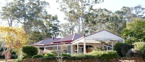 Twin Gums: Large family home, beautiful gardens (467)