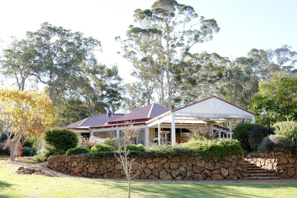 Twin Gums: Large family home, beautiful gardens (467)