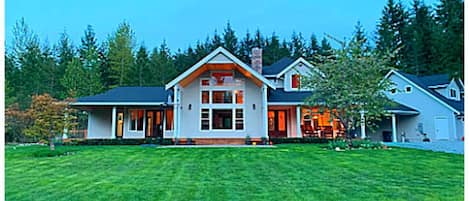 Welcome to The Nisqually Highland Ranch!!!  Peace, Serenity, Stars and Sunsets!  Stretch your legs and enjoy every moment of your stay in this gorgeous 40-acre countryside estate in an idyllic farm style setting! 