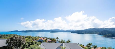 hamilton island yacht club clock