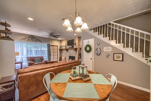 Dining table sits 4