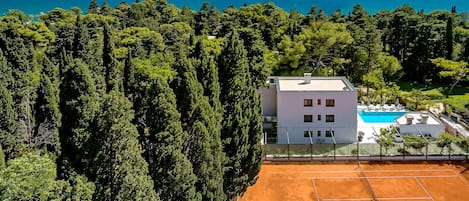 Dichter Pinienwald und Tennisplatz in der Nähe der Kroatien Luxusvilla Velvet Bourbon Split mit privatem Pool