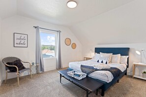 Queen- Upper Level Bedroom